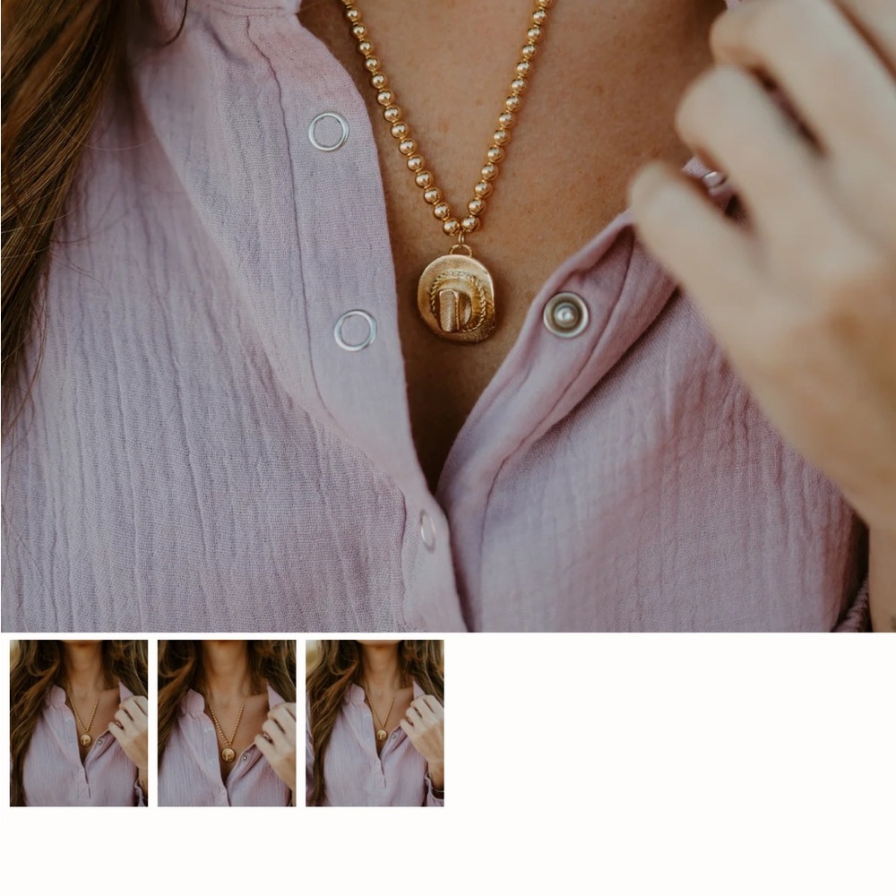 Elegant Gold Pendant Necklace